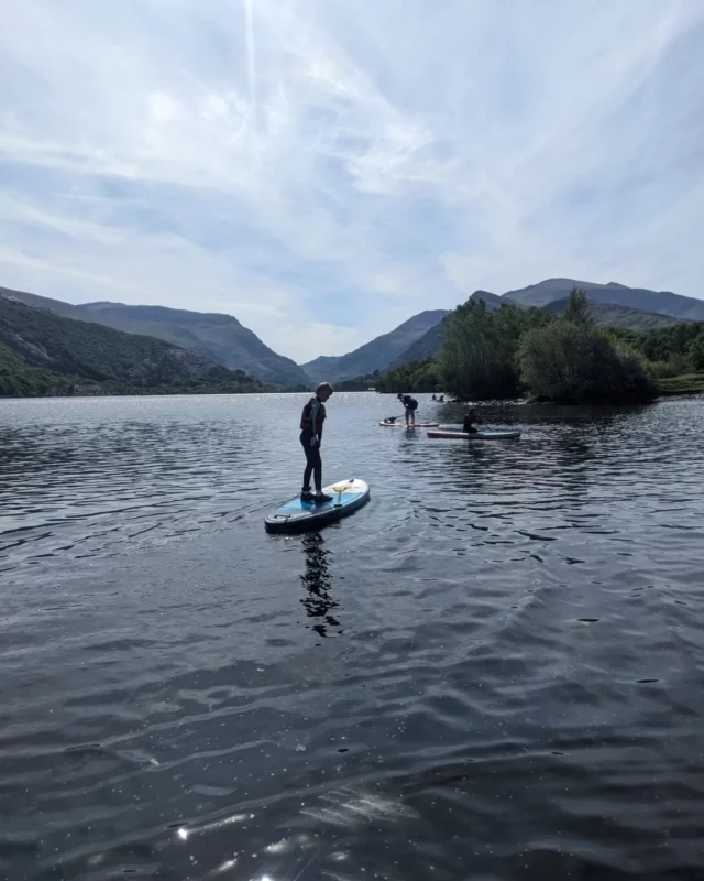 A day spent paddleboarding in the sunshine with a glorious view of Mount Snowdon? Yes please! ⛰️

Especially when you follow it up with a walk around Dorothea Quarry, a World Heritage site, and a game of Pooh sticks 😁
